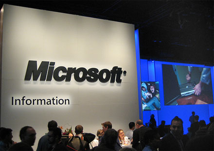 Microsoft, ведущая активную борьбу с пиратством, неожиданно сменила амплуа